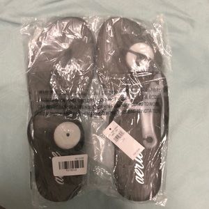 NIB Aerie size 8 olive green thong sandals